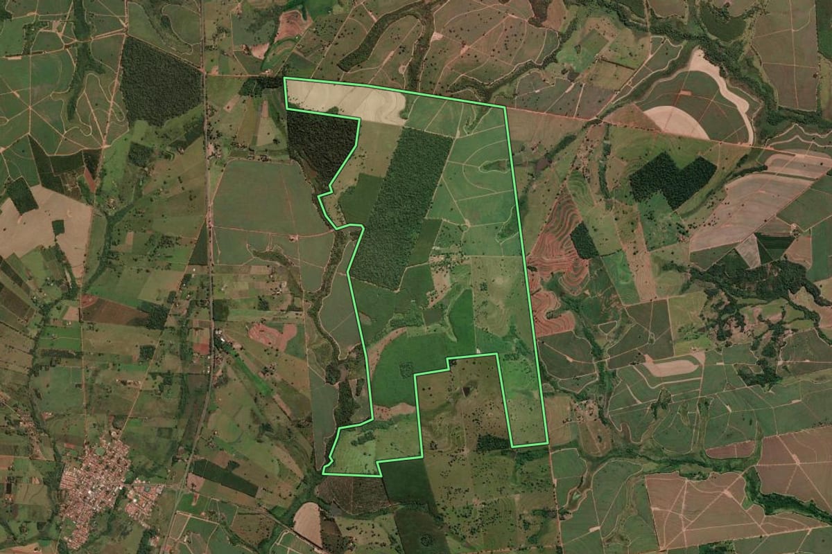 Imagem de satélite do imóvel rural em Pontalinda (SP), com o contorno declarado no CAR desenhado por cima.
