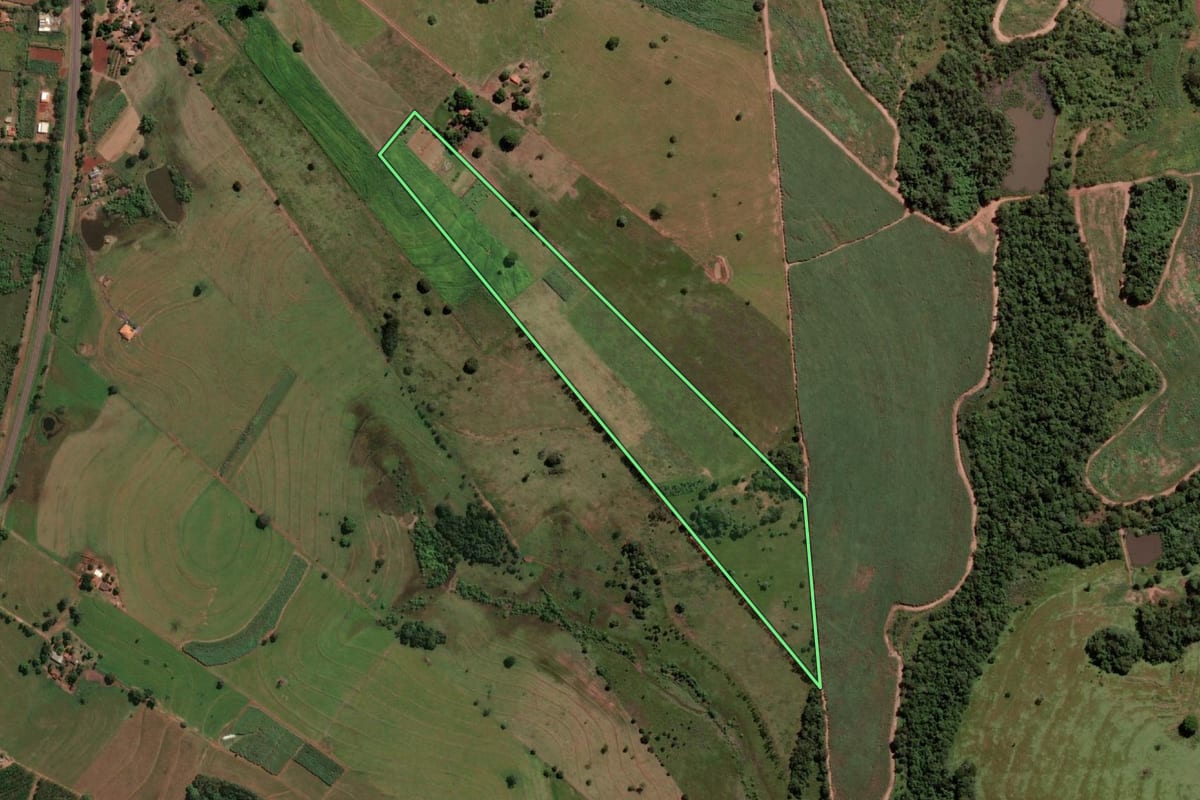 Imagem de satélite do imóvel rural em Pontalinda (SP), com o contorno declarado no CAR desenhado por cima.