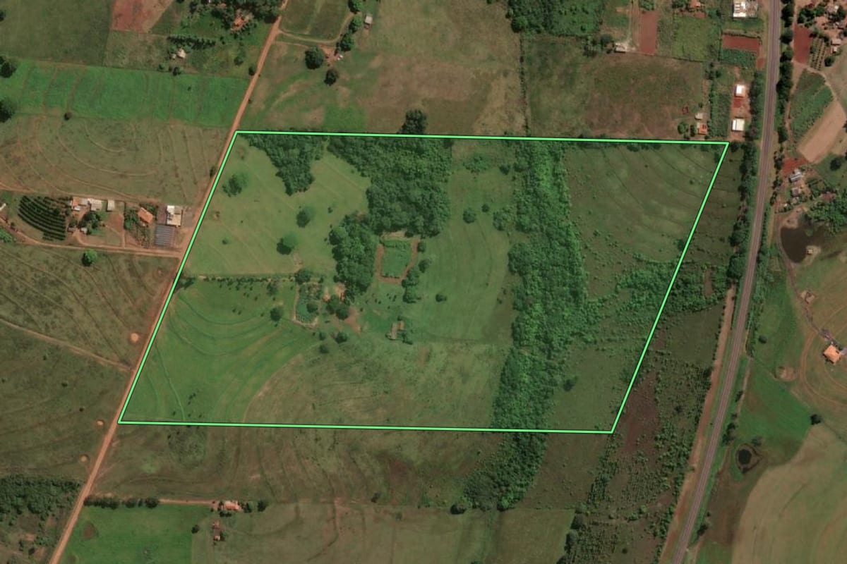 Imagem de satélite do imóvel rural em Pontalinda (SP), com o contorno declarado no CAR desenhado por cima.