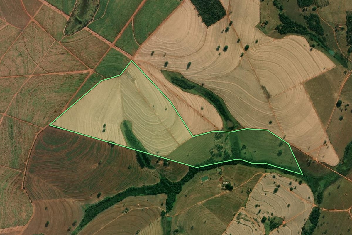Imagem de satélite do imóvel rural em Pontes Gestal (SP), com o contorno declarado no CAR desenhado por cima.