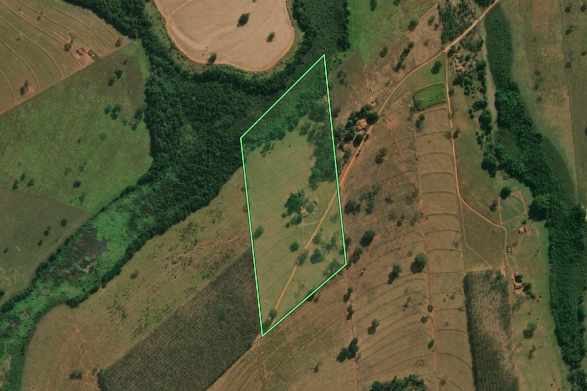 Imagem de satélite do imóvel rural em Pontes Gestal (SP), com o contorno declarado no CAR desenhado por cima.