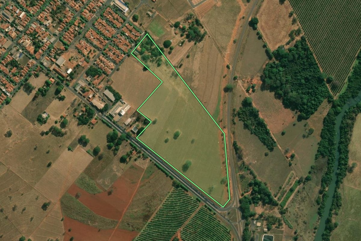 Imagem de satélite do imóvel rural em Pontes Gestal (SP), com o contorno declarado no CAR desenhado por cima.