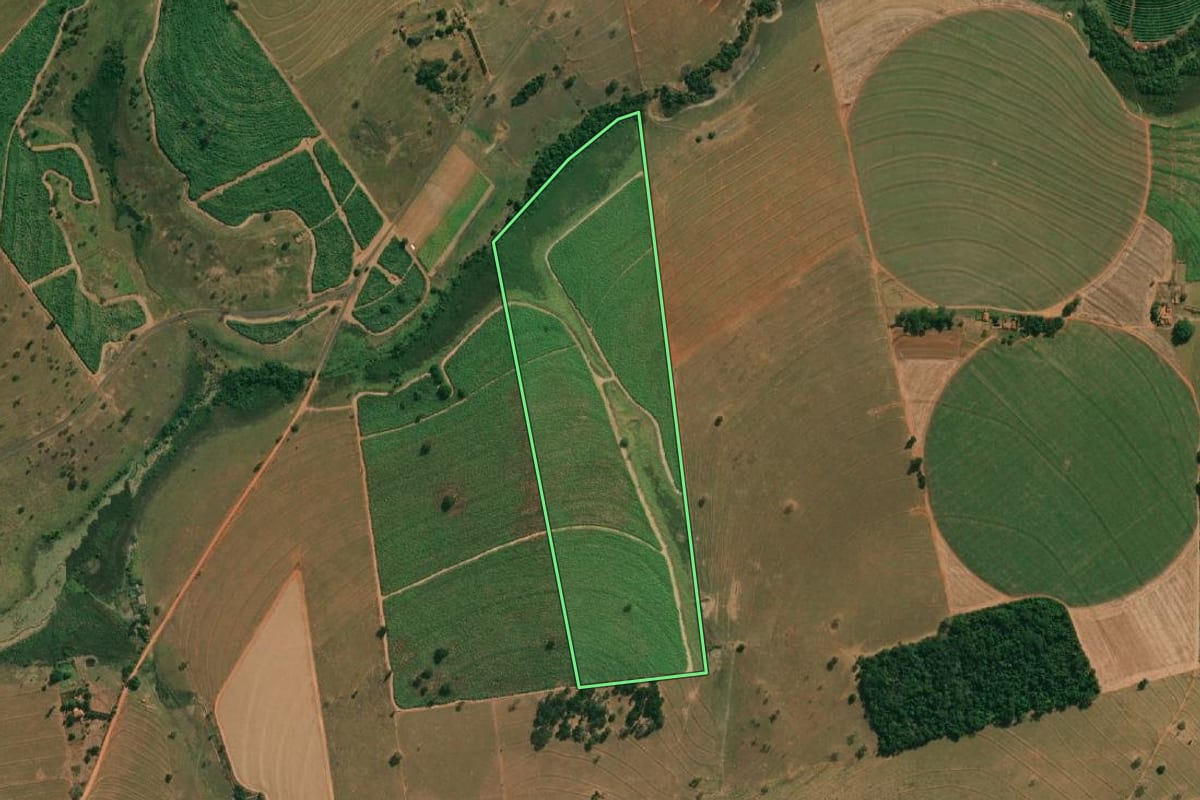 Imagem de satélite do imóvel rural em Pontes Gestal (SP), com o contorno declarado no CAR desenhado por cima.