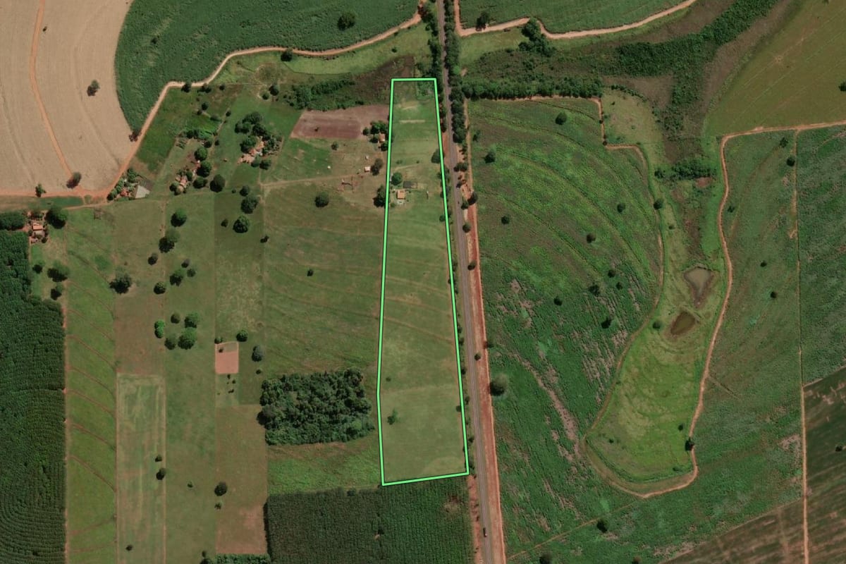 Imagem de satélite do imóvel rural em Populina (SP), com o contorno declarado no CAR desenhado por cima.