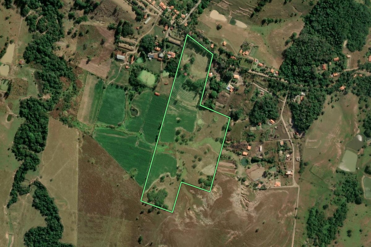 Imagem de satélite do imóvel rural em Porangaba (SP), com o contorno declarado no CAR desenhado por cima.