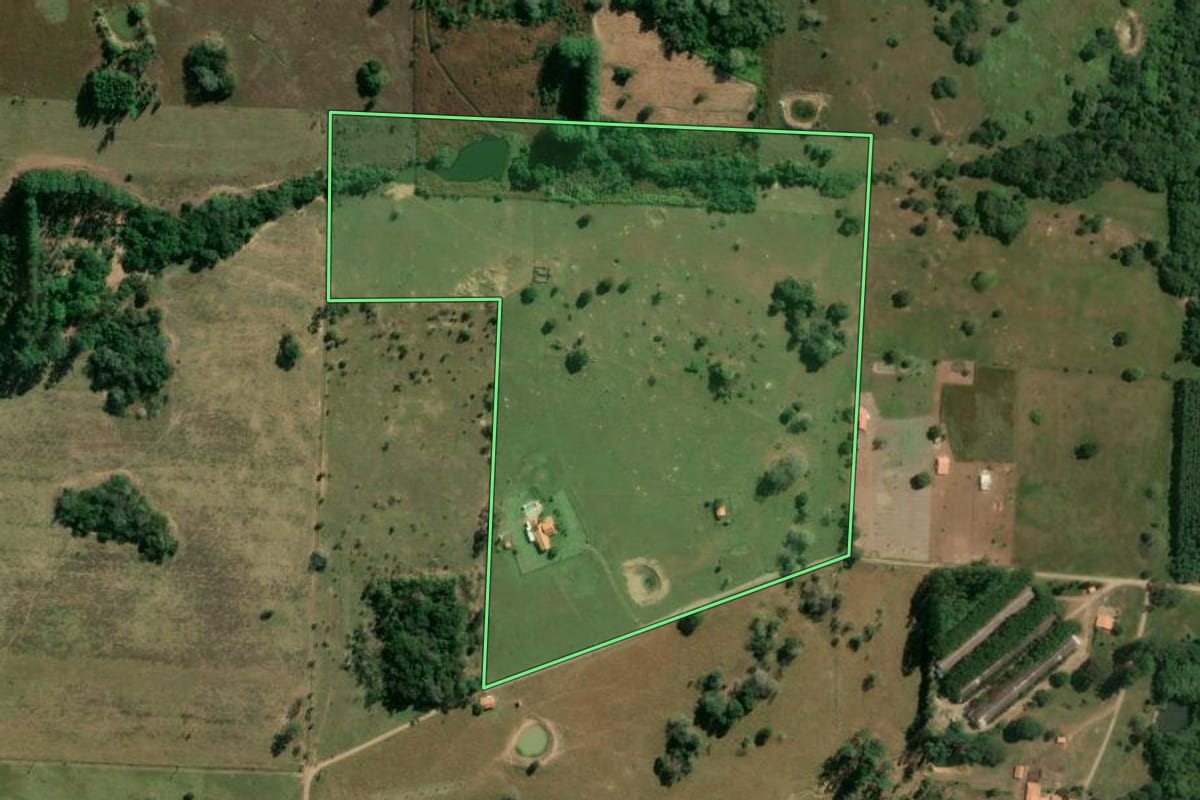 Imagem de satélite do imóvel rural em Porangaba (SP), com o contorno declarado no CAR desenhado por cima.