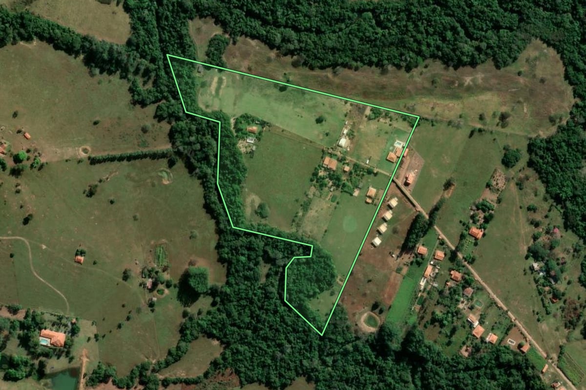 Imagem de satélite do imóvel rural em Porangaba (SP), com o contorno declarado no CAR desenhado por cima.