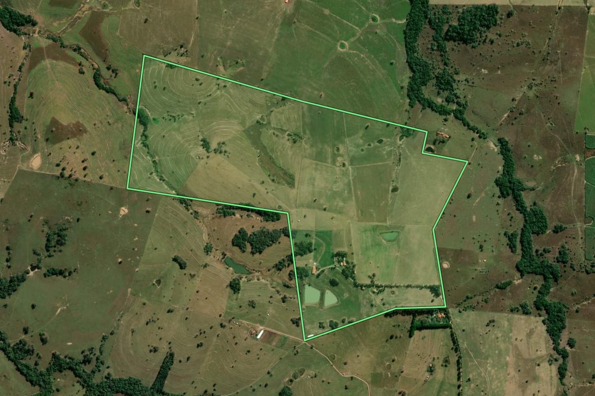 Imagem de satélite do imóvel rural em Porangaba (SP), com o contorno declarado no CAR desenhado por cima.