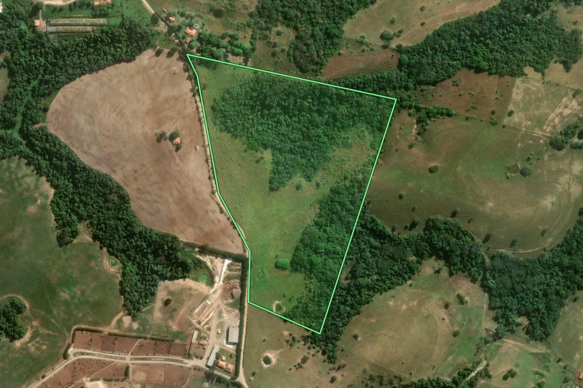 Imagem de satélite do imóvel rural em Porangaba (SP), com o contorno declarado no CAR desenhado por cima.