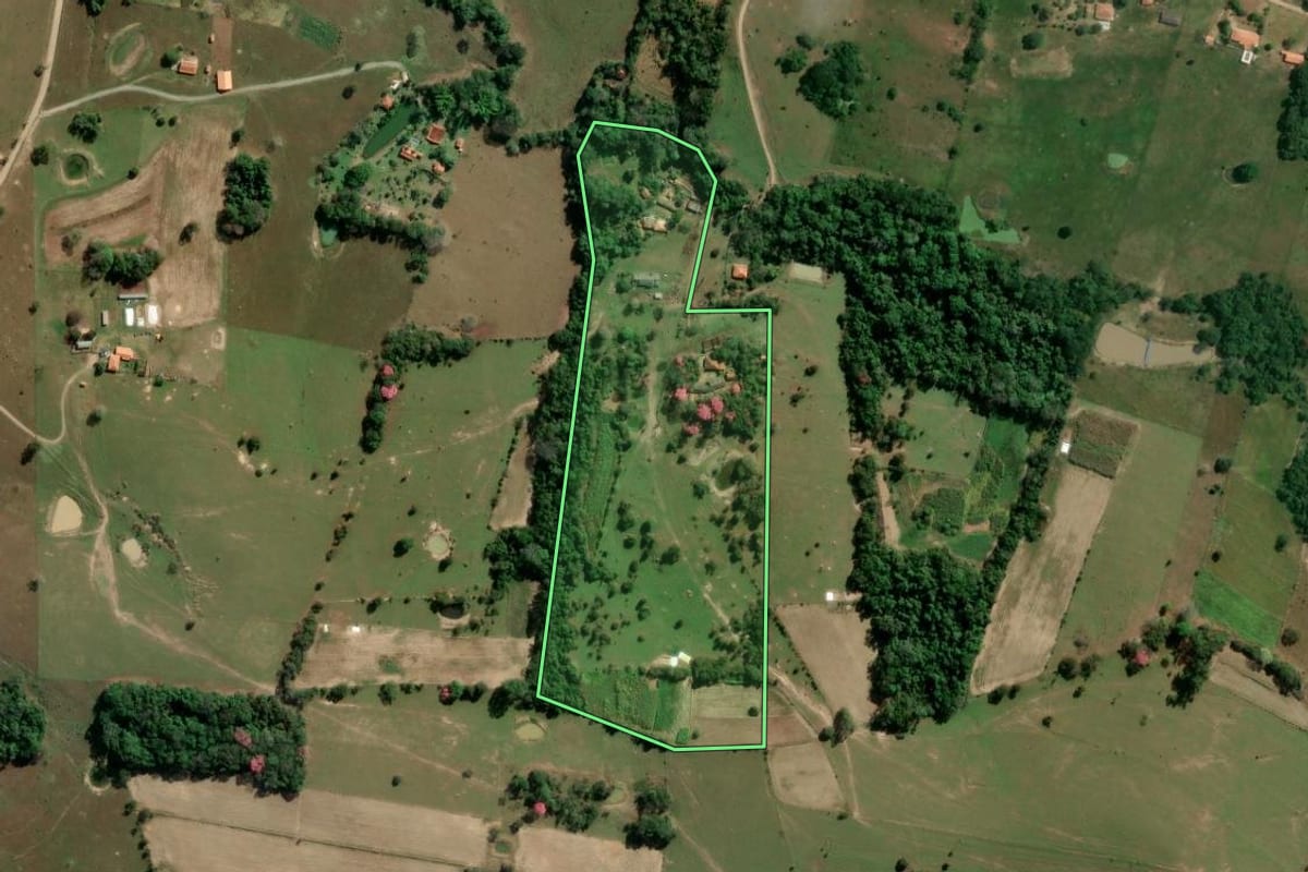Imagem de satélite do imóvel rural em Porangaba (SP), com o contorno declarado no CAR desenhado por cima.