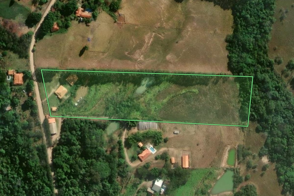 Imagem de satélite do imóvel rural em Porangaba (SP), com o contorno declarado no CAR desenhado por cima.