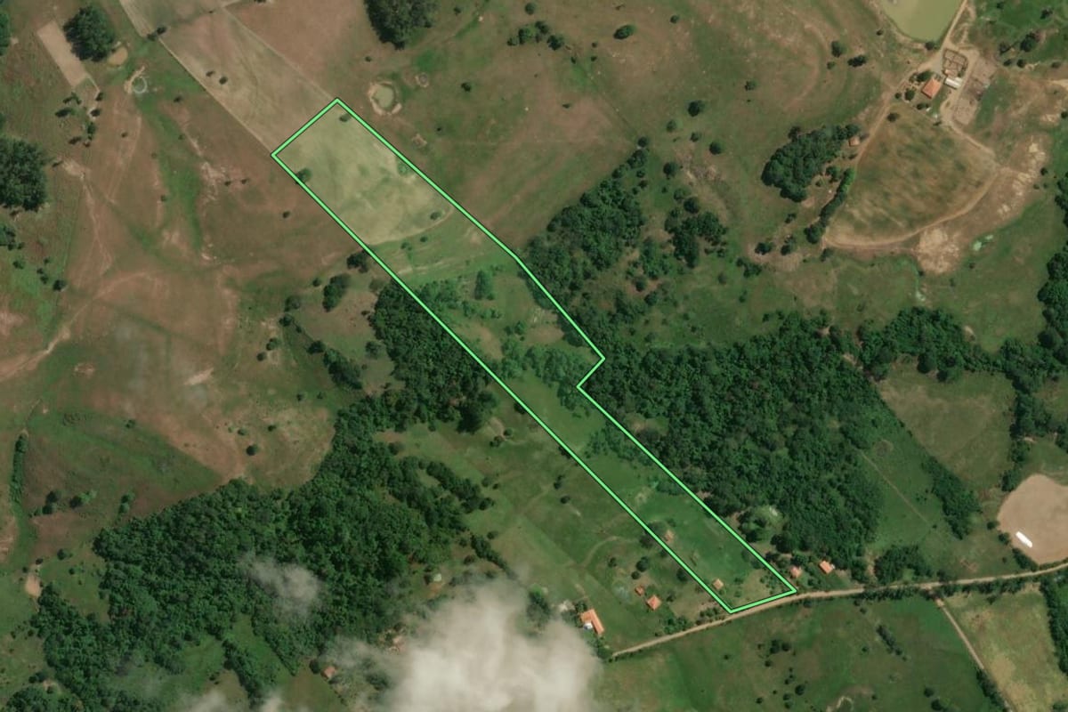Imagem de satélite do imóvel rural em Porangaba (SP), com o contorno declarado no CAR desenhado por cima.