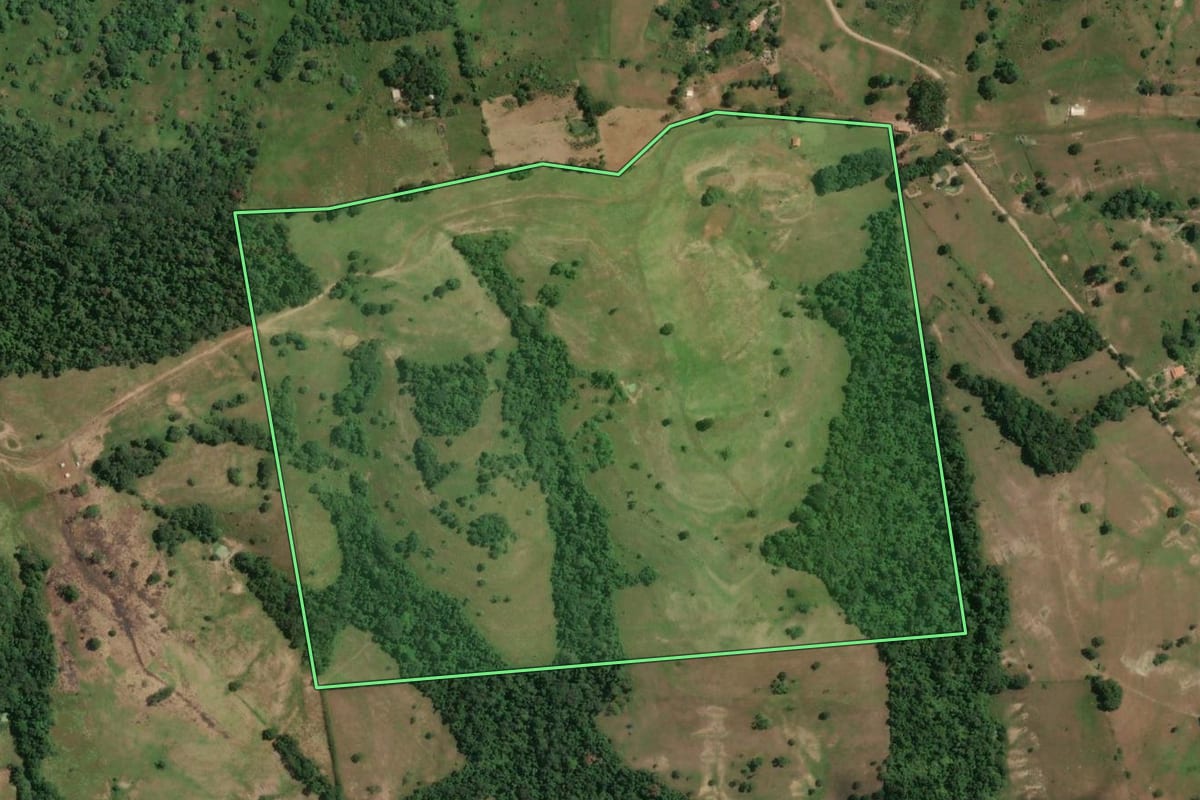Imagem de satélite do imóvel rural em Porangaba (SP), com o contorno declarado no CAR desenhado por cima.