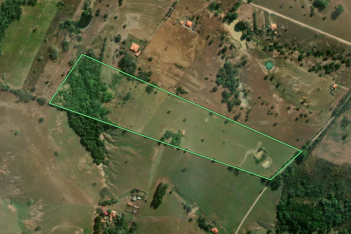 Imagem de satélite do imóvel rural em Porangaba (SP), com o contorno declarado no CAR desenhado por cima.