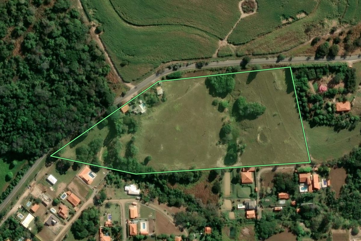 Imagem de satélite do imóvel rural em Porangaba (SP), com o contorno declarado no CAR desenhado por cima.