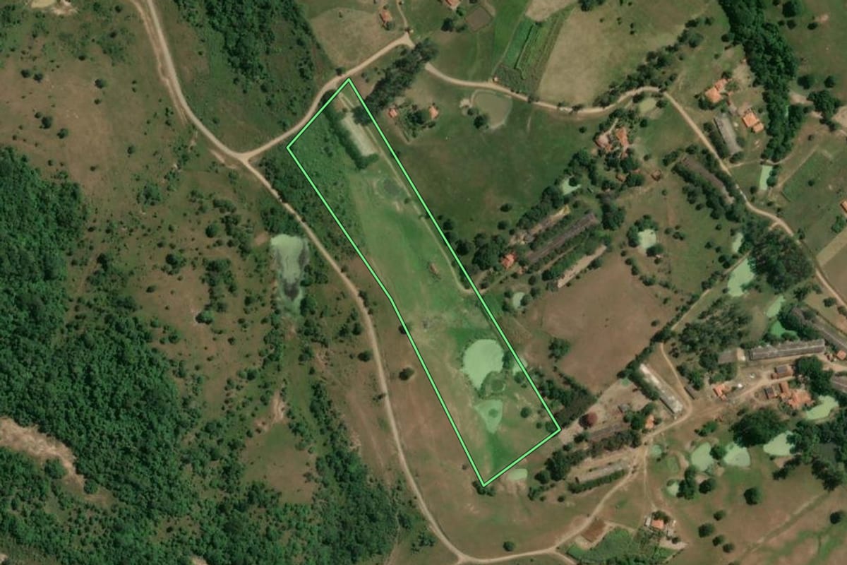Imagem de satélite do imóvel rural em Porangaba (SP), com o contorno declarado no CAR desenhado por cima.