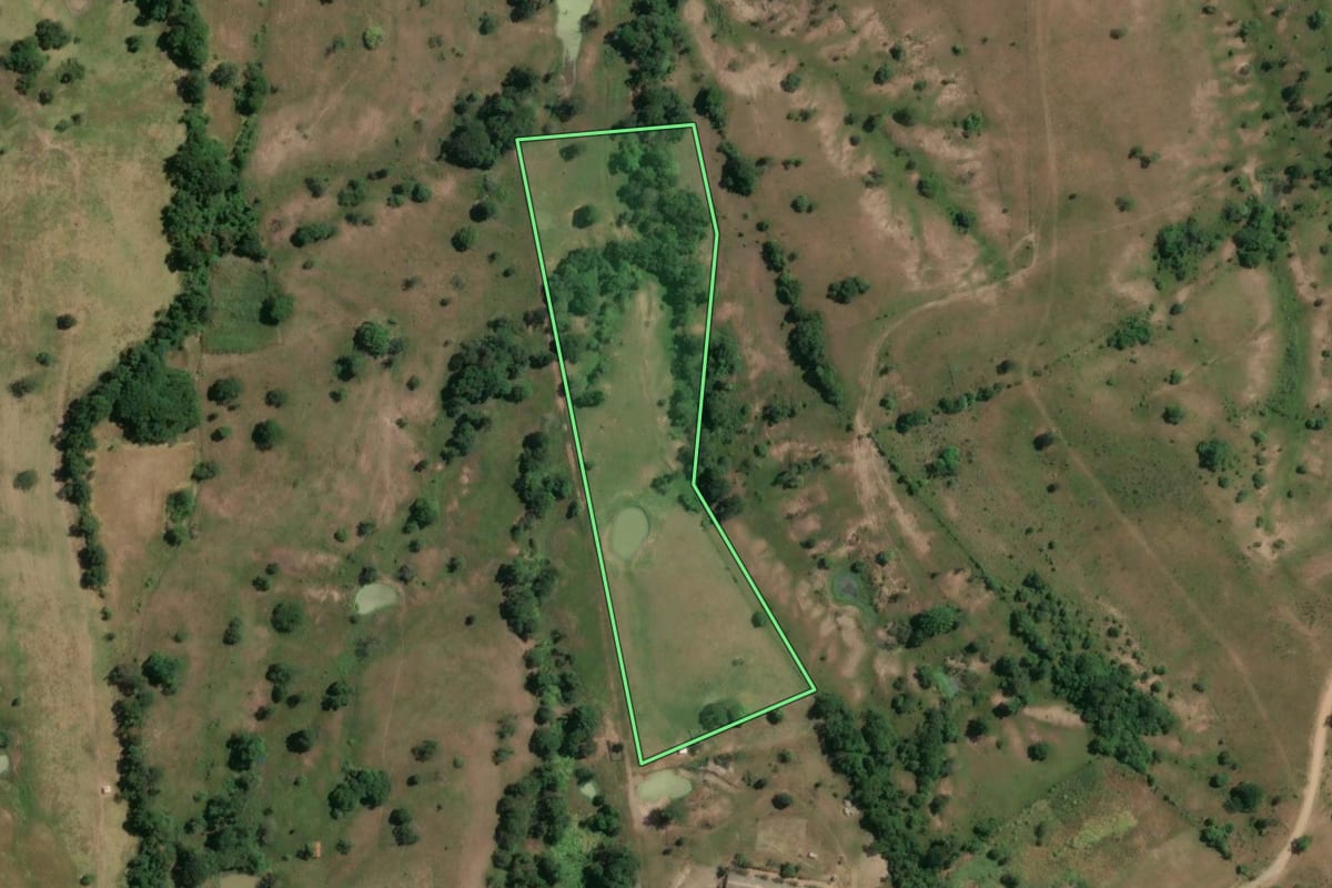 Imagem de satélite do imóvel rural em Porangaba (SP), com o contorno declarado no CAR desenhado por cima.