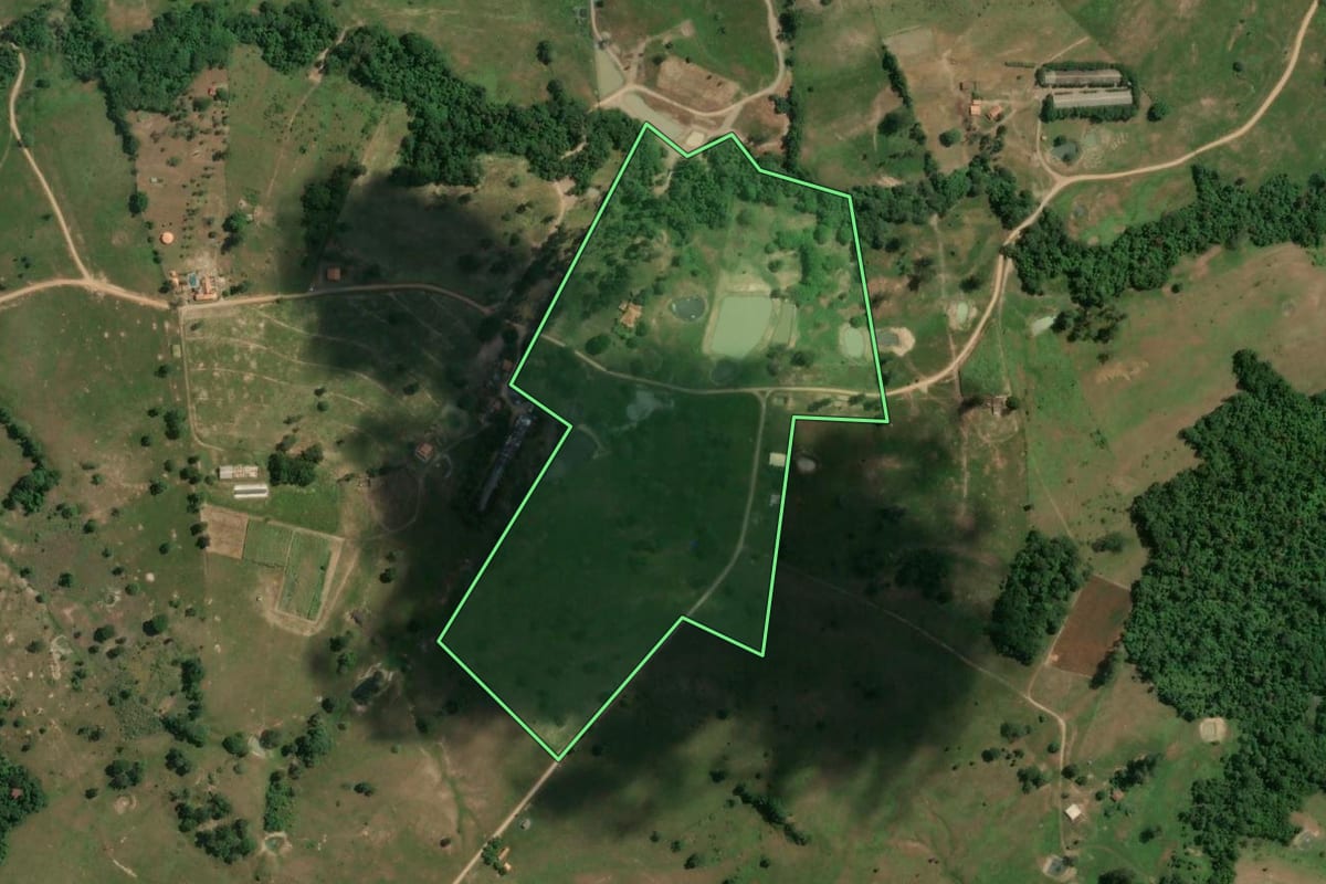 Imagem de satélite do imóvel rural em Porangaba (SP), com o contorno declarado no CAR desenhado por cima.