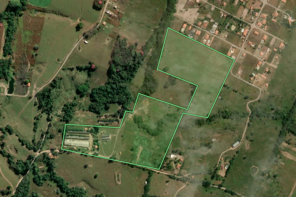 Imagem de satélite do imóvel rural em Porangaba (SP), com o contorno declarado no CAR desenhado por cima.