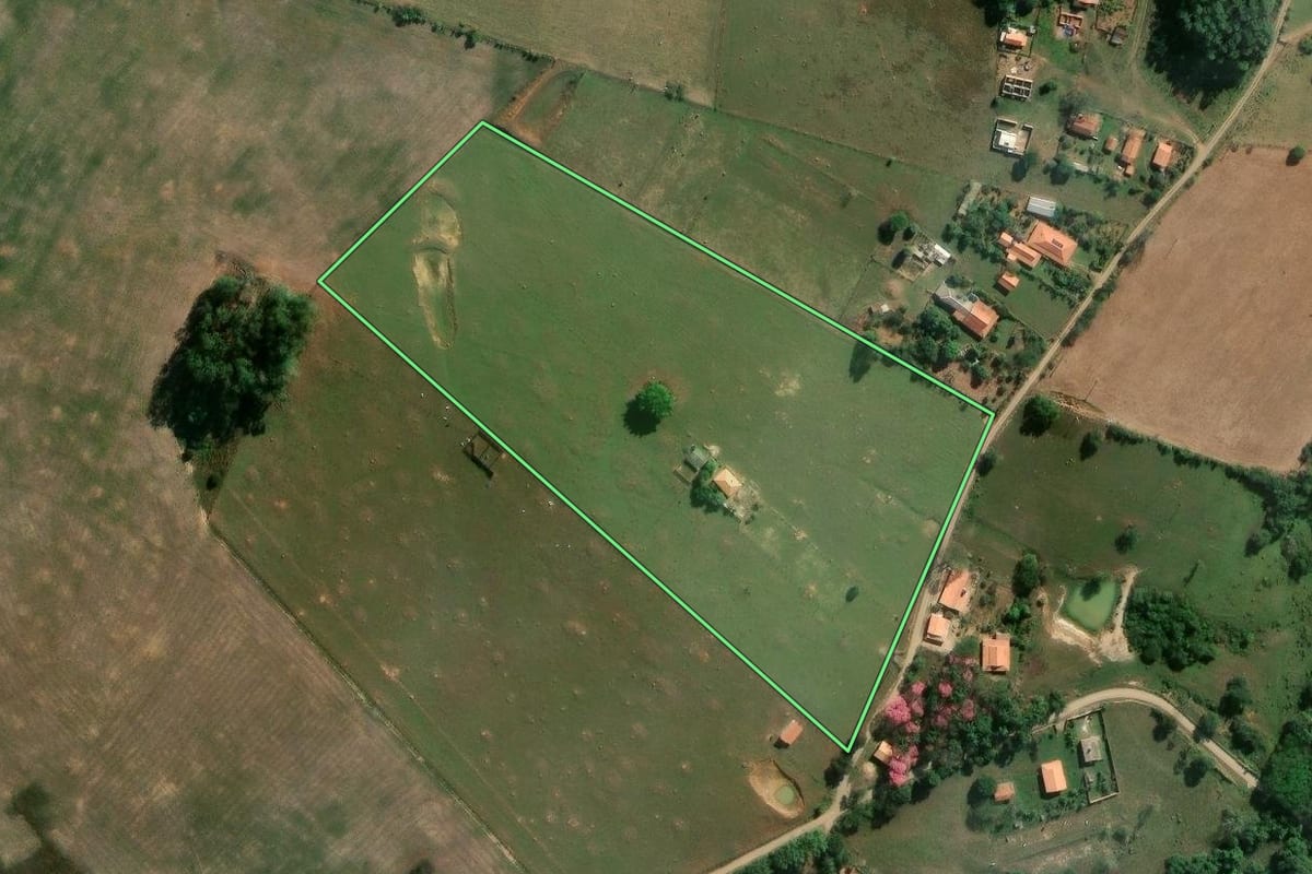 Imagem de satélite do imóvel rural em Porangaba (SP), com o contorno declarado no CAR desenhado por cima.