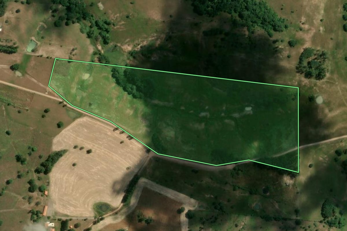 Imagem de satélite do imóvel rural em Porangaba (SP), com o contorno declarado no CAR desenhado por cima.