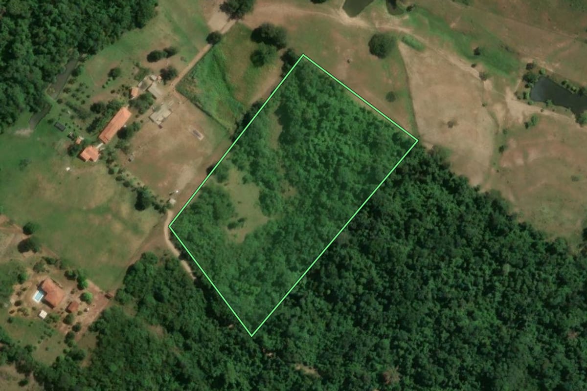 Imagem de satélite do imóvel rural em Porangaba (SP), com o contorno declarado no CAR desenhado por cima.