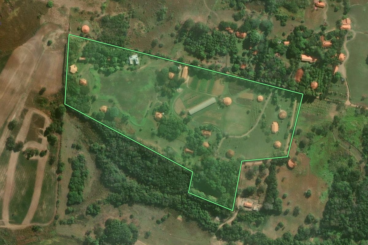 Imagem de satélite do imóvel rural em Porangaba (SP), com o contorno declarado no CAR desenhado por cima.