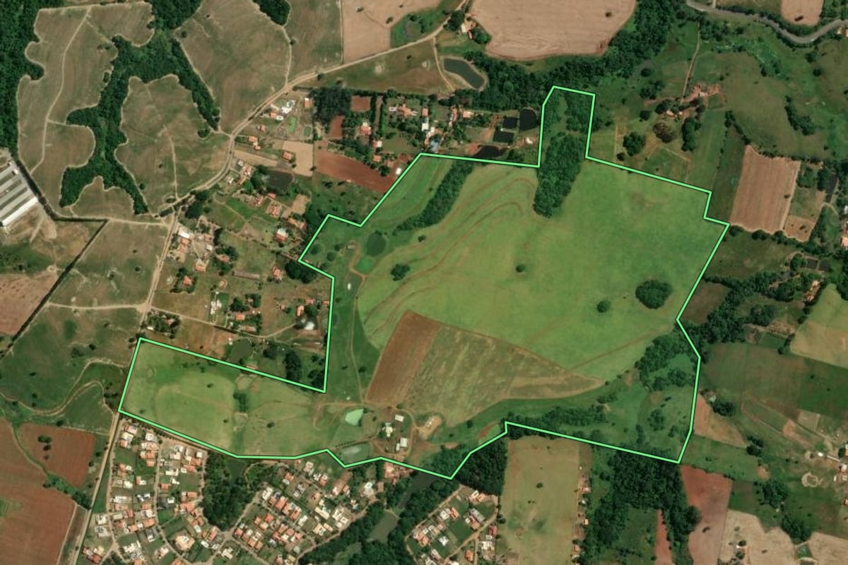 Imagem de satélite do imóvel rural em Porangaba (SP), com o contorno declarado no CAR desenhado por cima.