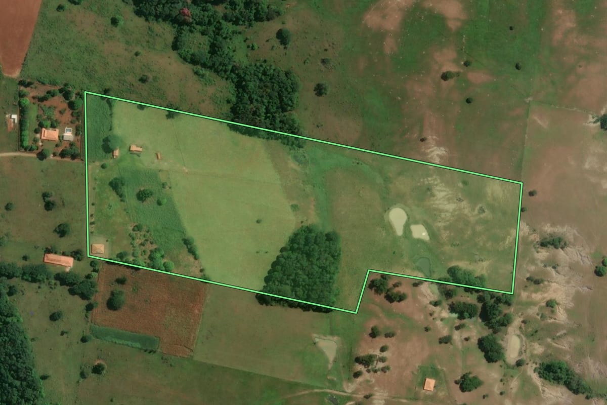 Imagem de satélite do imóvel rural em Porangaba (SP), com o contorno declarado no CAR desenhado por cima.