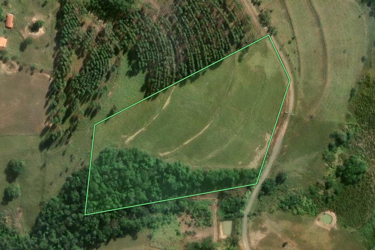Imagem de satélite do imóvel rural em Porangaba (SP), com o contorno declarado no CAR desenhado por cima.
