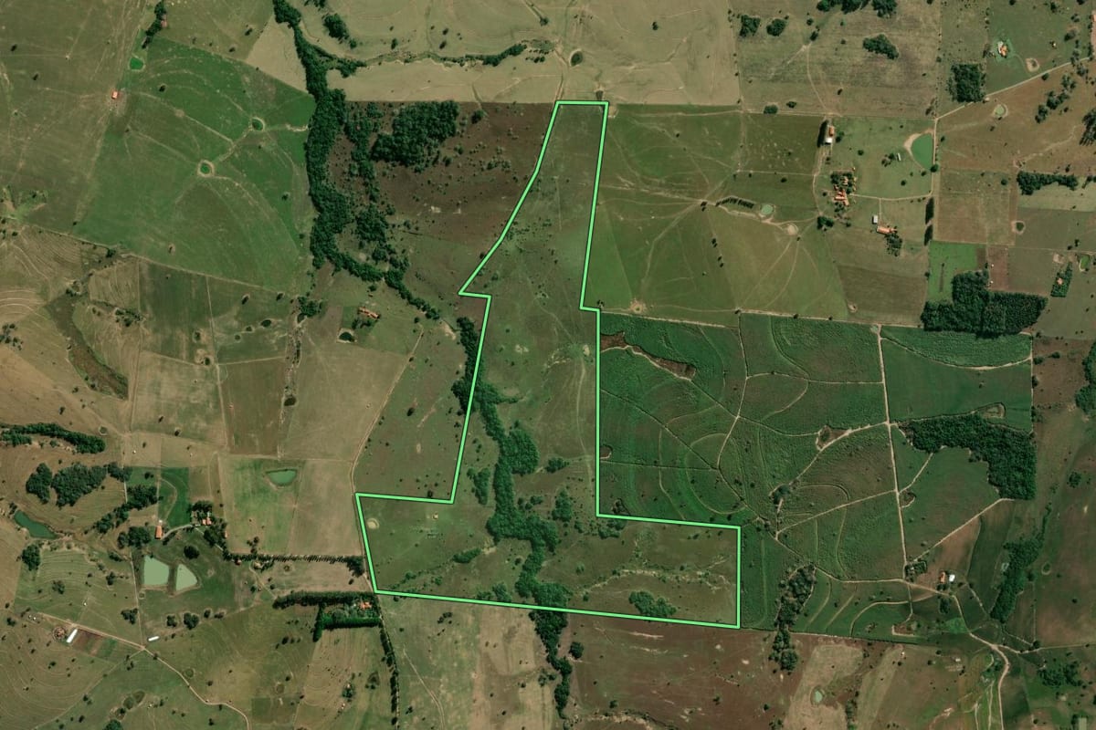 Imagem de satélite do imóvel rural em Porangaba (SP), com o contorno declarado no CAR desenhado por cima.