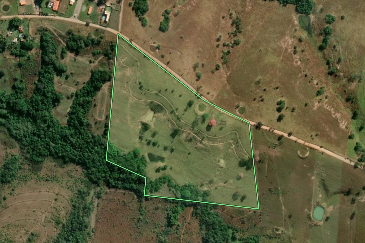 Imagem de satélite do imóvel rural em Porangaba (SP), com o contorno declarado no CAR desenhado por cima.