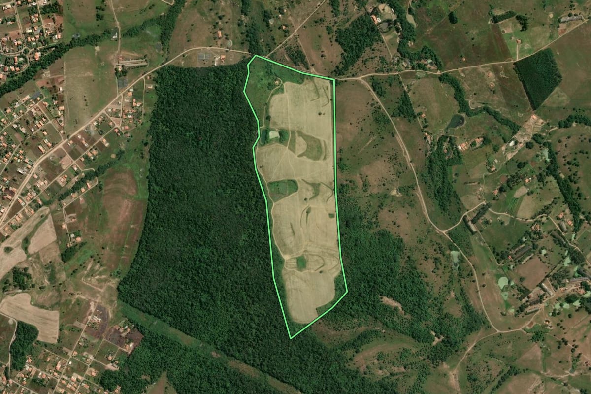 Imagem de satélite do imóvel rural em Porangaba (SP), com o contorno declarado no CAR desenhado por cima.