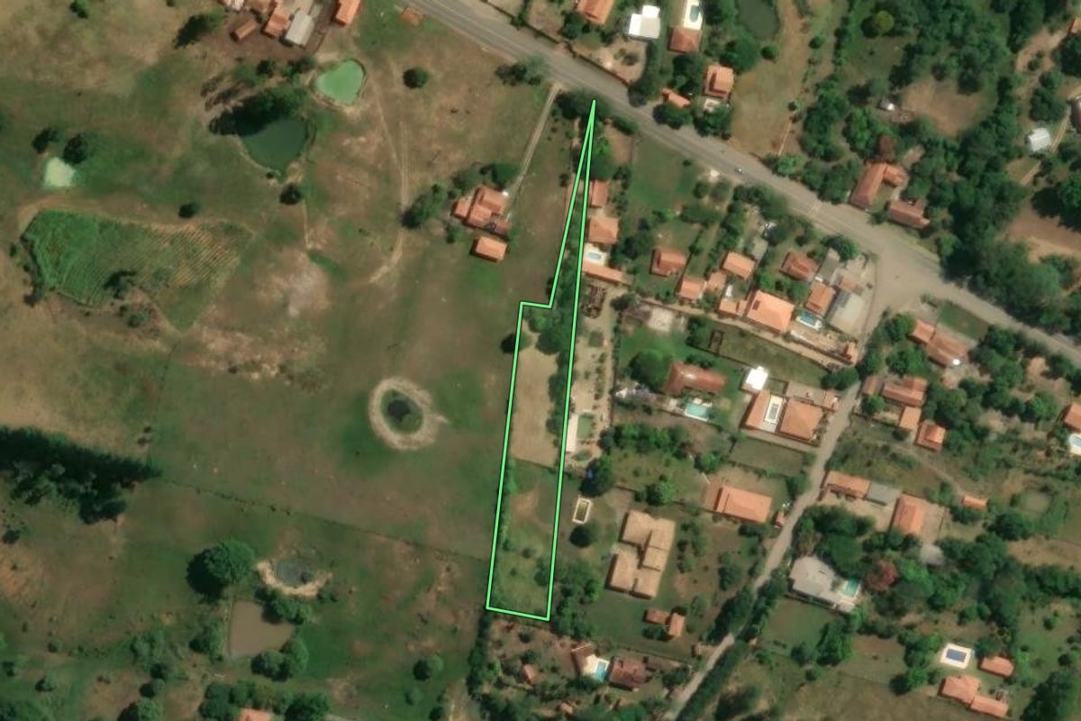 Imagem de satélite do imóvel rural em Porangaba (SP), com o contorno declarado no CAR desenhado por cima.