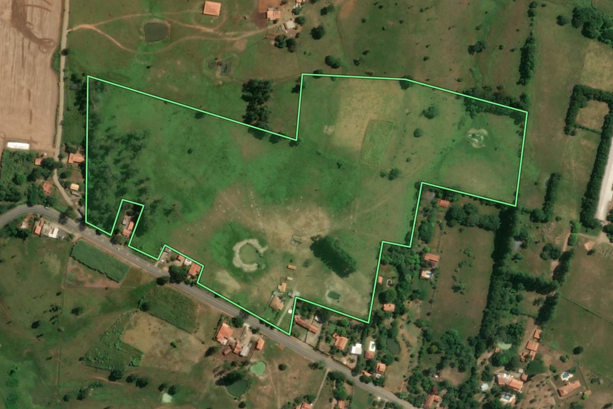 Imagem de satélite do imóvel rural em Porangaba (SP), com o contorno declarado no CAR desenhado por cima.