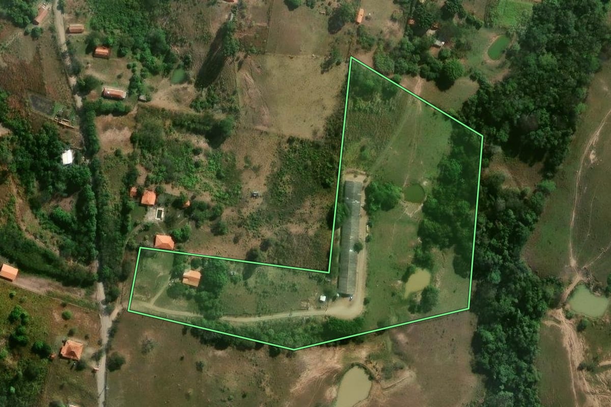 Imagem de satélite do imóvel rural em Porangaba (SP), com o contorno declarado no CAR desenhado por cima.