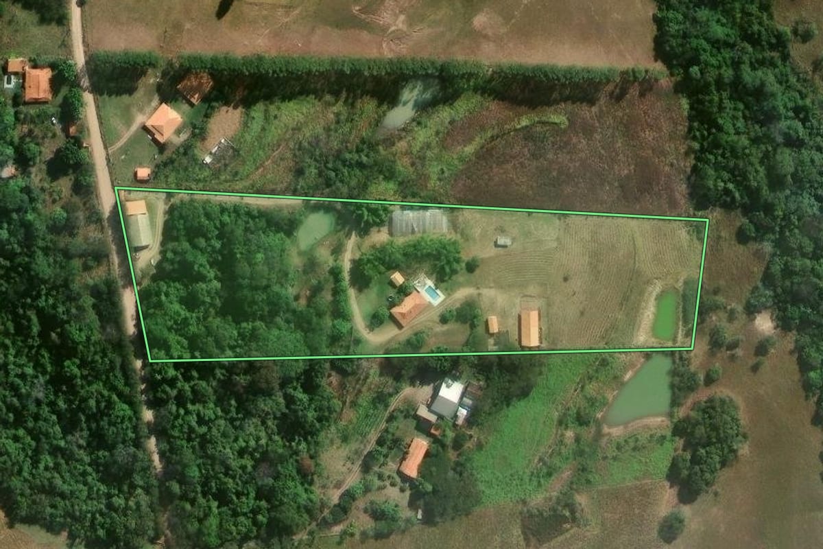 Imagem de satélite do imóvel rural em Porangaba (SP), com o contorno declarado no CAR desenhado por cima.