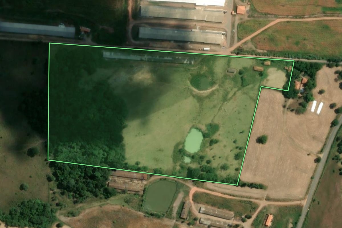 Imagem de satélite do imóvel rural em Porangaba (SP), com o contorno declarado no CAR desenhado por cima.