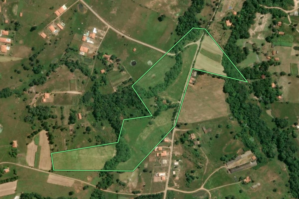 Imagem de satélite do imóvel rural em Porangaba (SP), com o contorno declarado no CAR desenhado por cima.