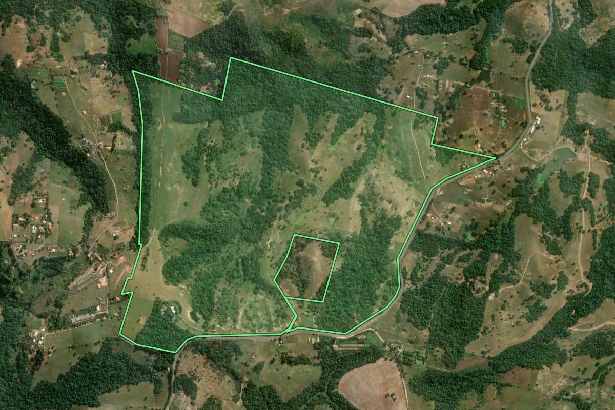 Imagem de satélite do imóvel rural em Porangaba (SP), com o contorno declarado no CAR desenhado por cima.