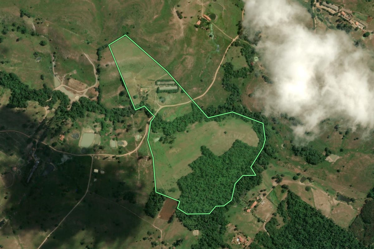 Imagem de satélite do imóvel rural em Porangaba (SP), com o contorno declarado no CAR desenhado por cima.