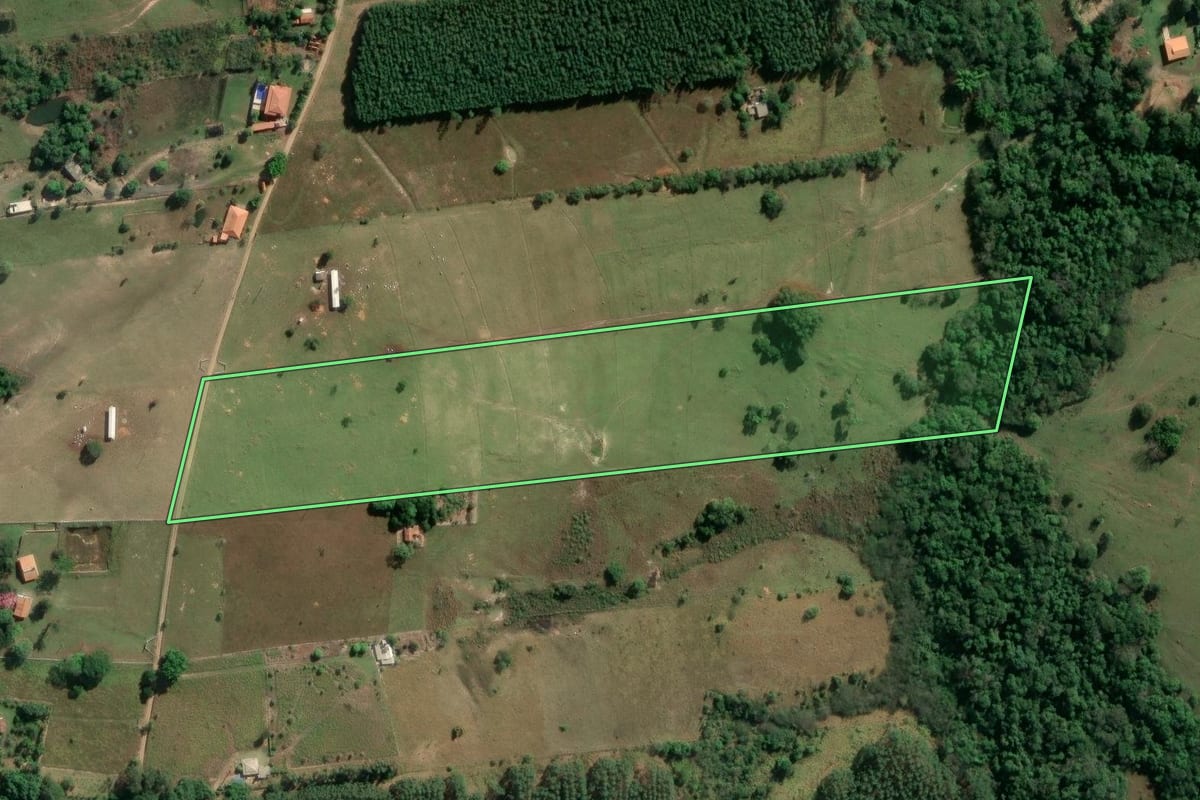Imagem de satélite do imóvel rural em Porangaba (SP), com o contorno declarado no CAR desenhado por cima.