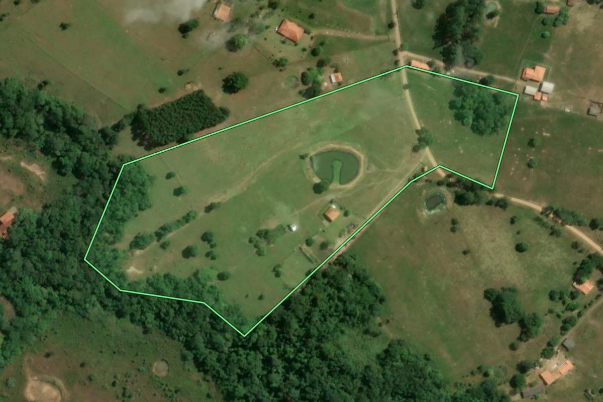 Imagem de satélite do imóvel rural em Porangaba (SP), com o contorno declarado no CAR desenhado por cima.