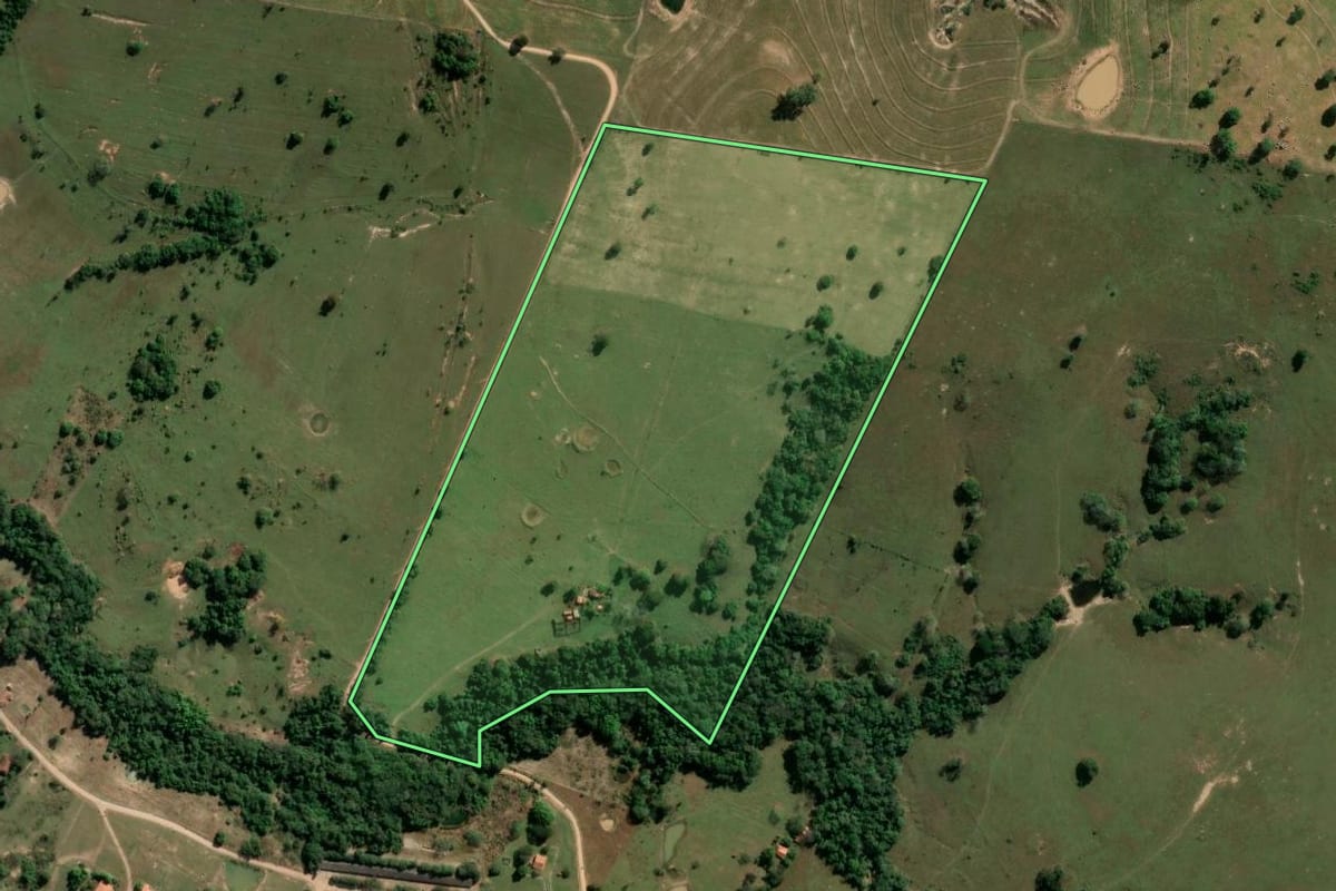 Imagem de satélite do imóvel rural em Porangaba (SP), com o contorno declarado no CAR desenhado por cima.