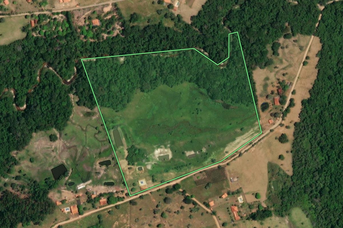 Imagem de satélite do imóvel rural em Porangaba (SP), com o contorno declarado no CAR desenhado por cima.