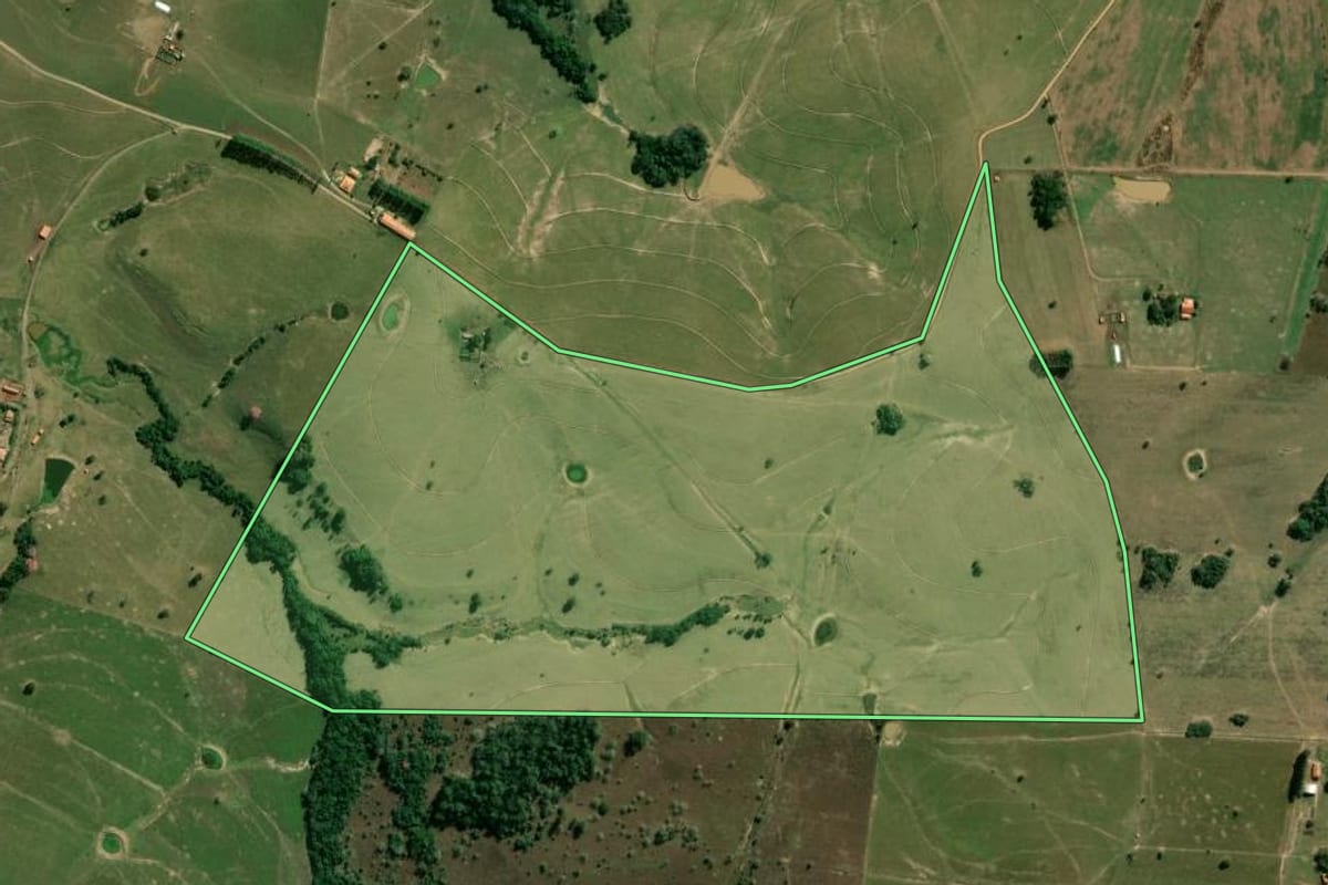 Imagem de satélite do imóvel rural em Porangaba (SP), com o contorno declarado no CAR desenhado por cima.