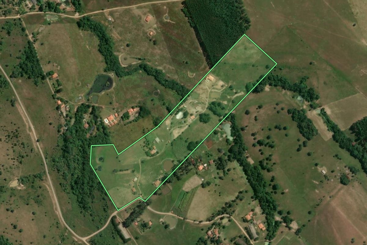 Imagem de satélite do imóvel rural em Porangaba (SP), com o contorno declarado no CAR desenhado por cima.
