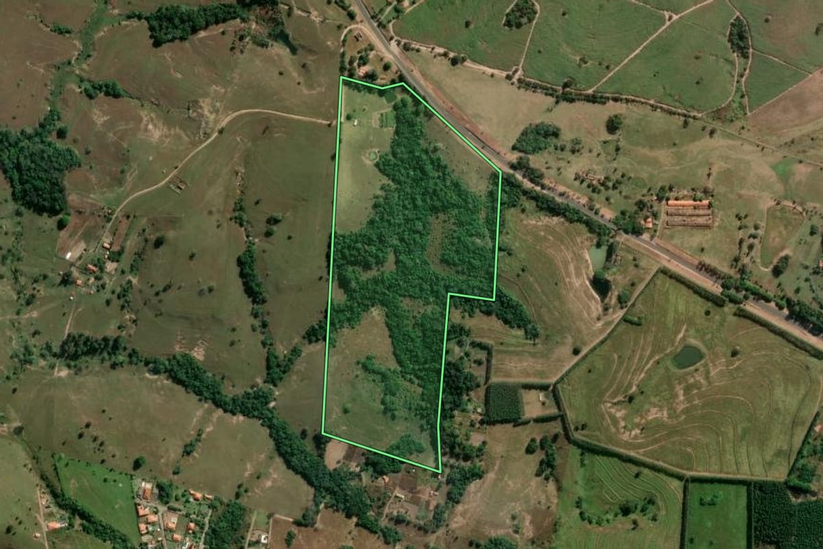 Imagem de satélite do imóvel rural em Porangaba (SP), com o contorno declarado no CAR desenhado por cima.