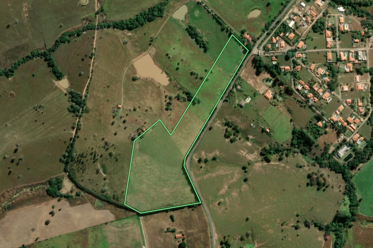 Imagem de satélite do imóvel rural em Porangaba (SP), com o contorno declarado no CAR desenhado por cima.