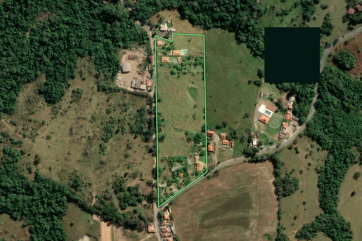 Imagem de satélite do imóvel rural em Porangaba (SP), com o contorno declarado no CAR desenhado por cima.